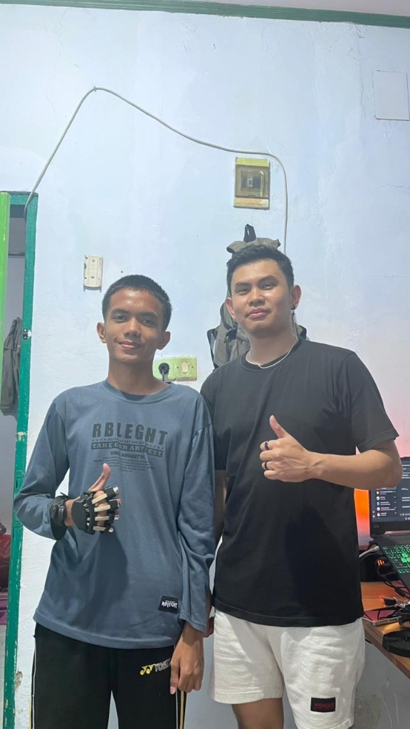 Penerima tangan prostetik bersama maker